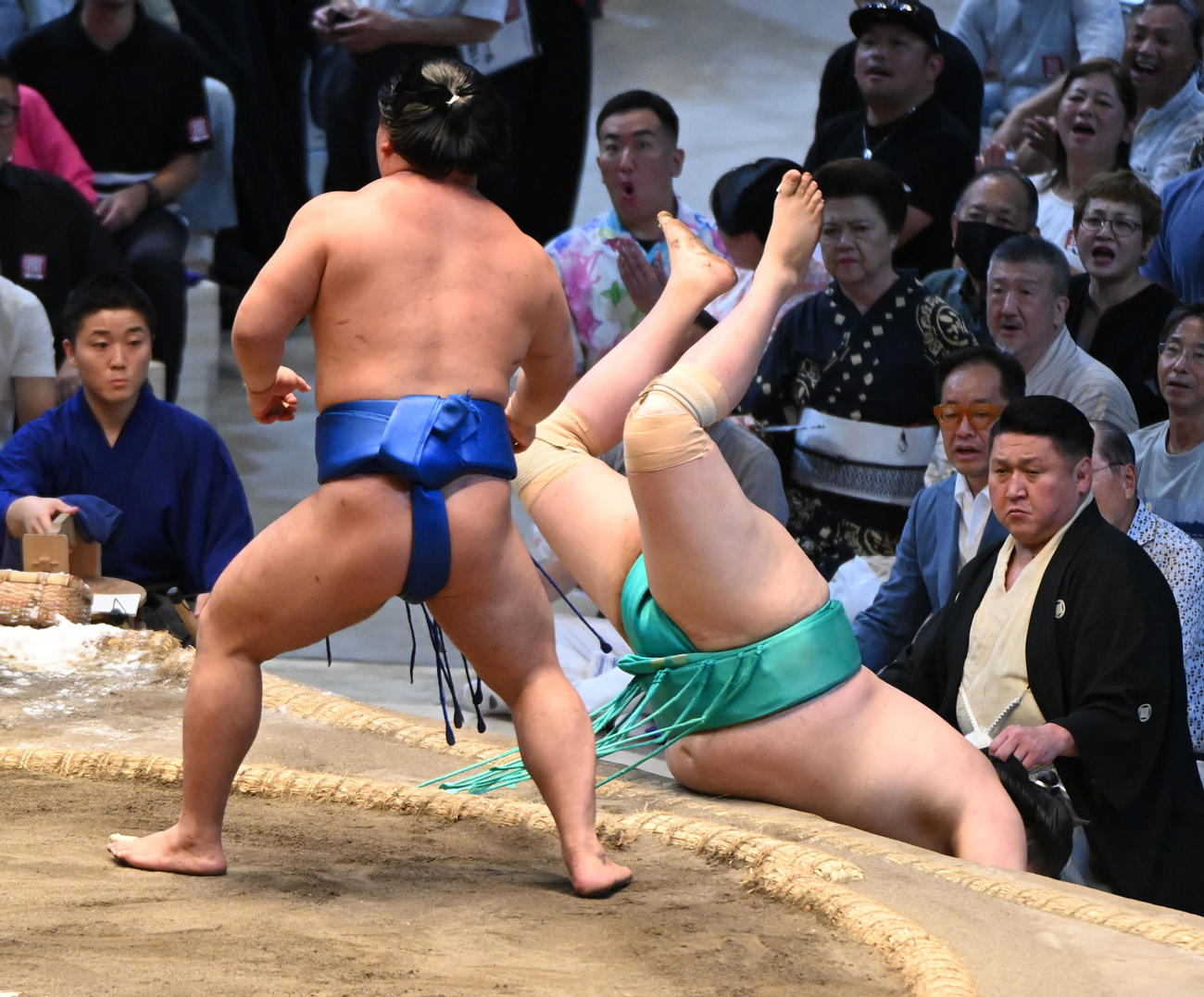 藤ノ川（左）は一山本をはたき込みで破る（撮影・森本幸一）