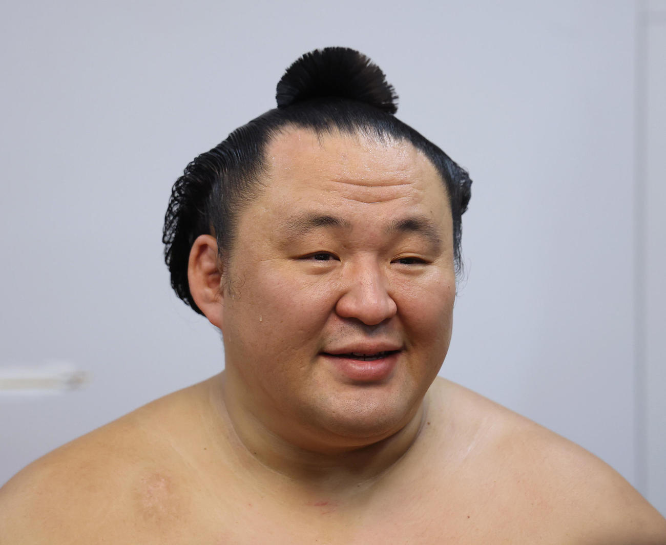 支度部屋で取材に応じる玉鷲（代表撮影）