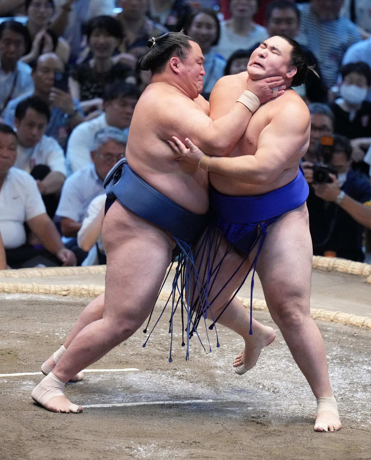 欧勝馬（右）を土俵際へ攻める玉鷲（撮影・小沢裕）