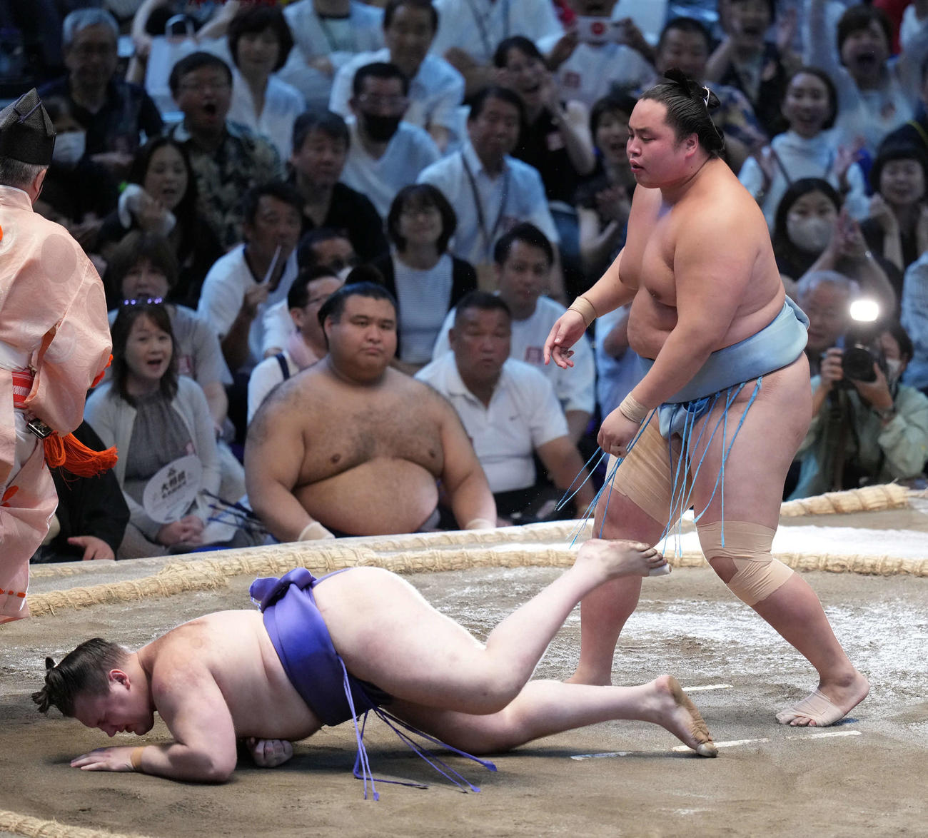 琴勝峰（右）に突き落としで敗れ優勝を逃した安青錦（撮影・小沢裕）