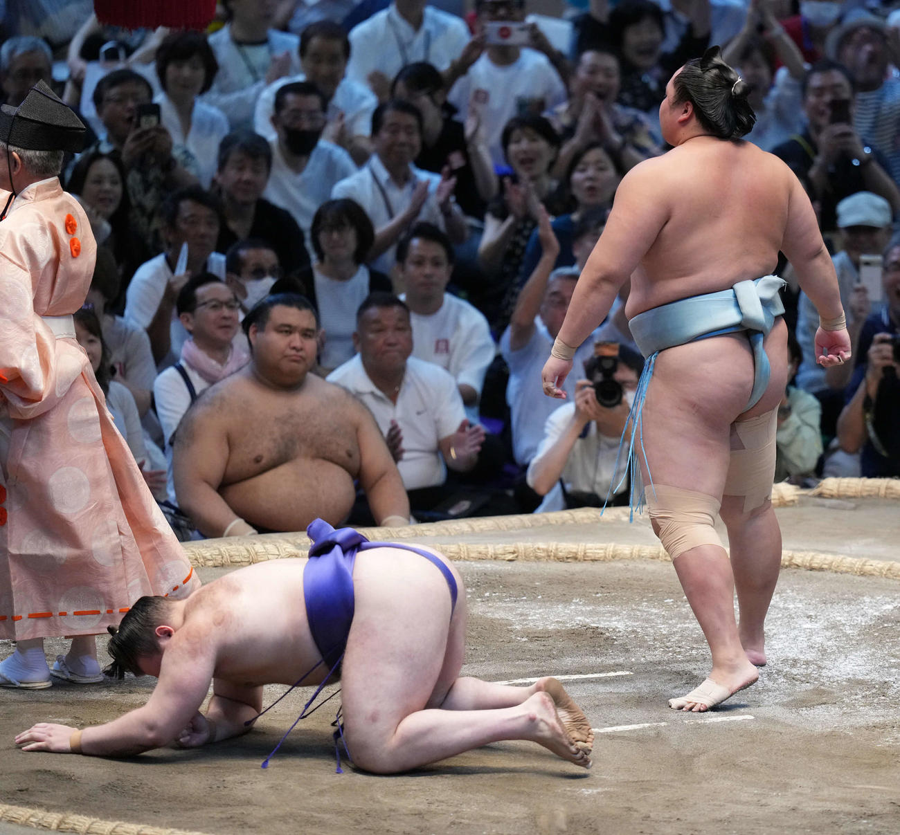 琴勝峰（右）に突き落としで敗れ優勝を逃した安青錦（撮影・小沢裕）
