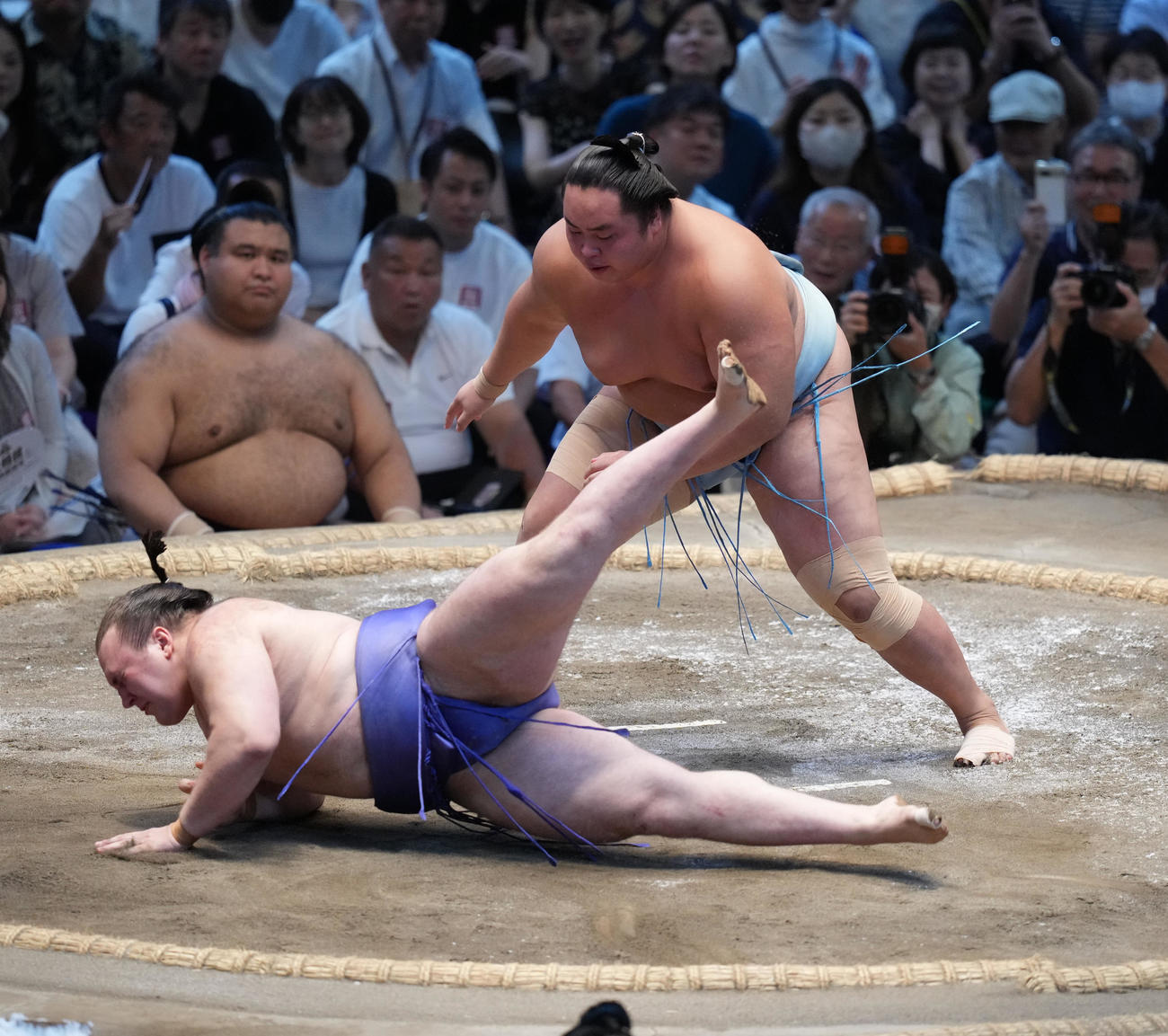 琴勝峰（右）に突き落としで敗れる安青錦（撮影・小沢裕）