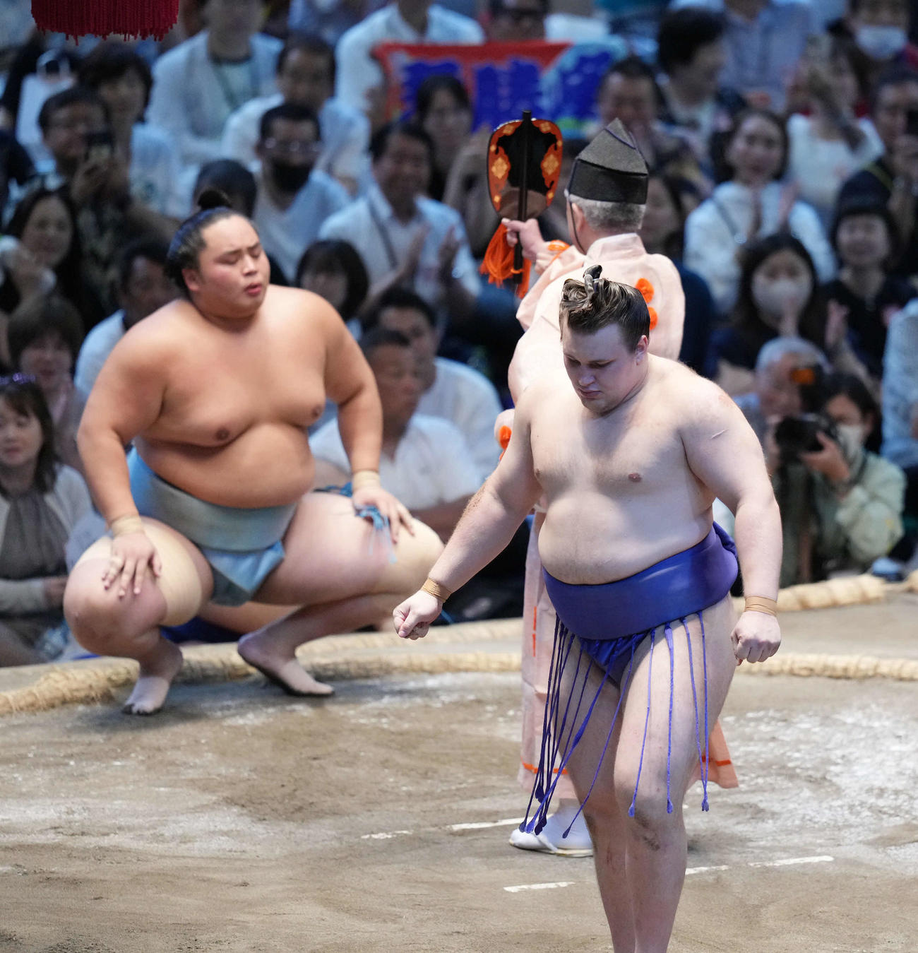 琴勝峰（左奥）に突き落としで敗れ優勝を逃した安青錦（撮影・小沢裕）