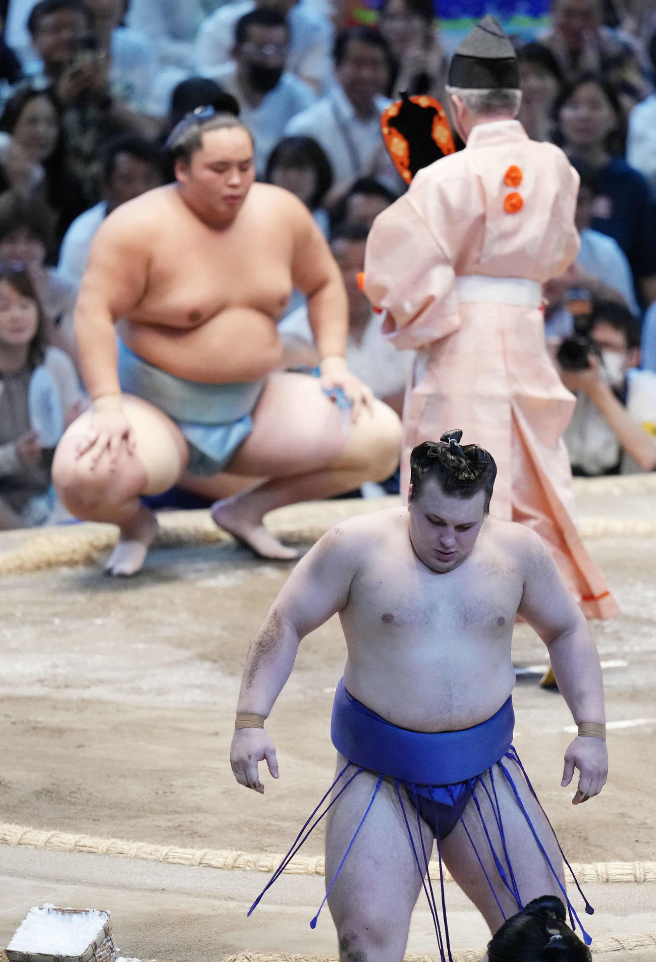 琴勝峰（左奥）に突き落としで敗れ優勝を逃した安青錦（撮影・小沢裕）