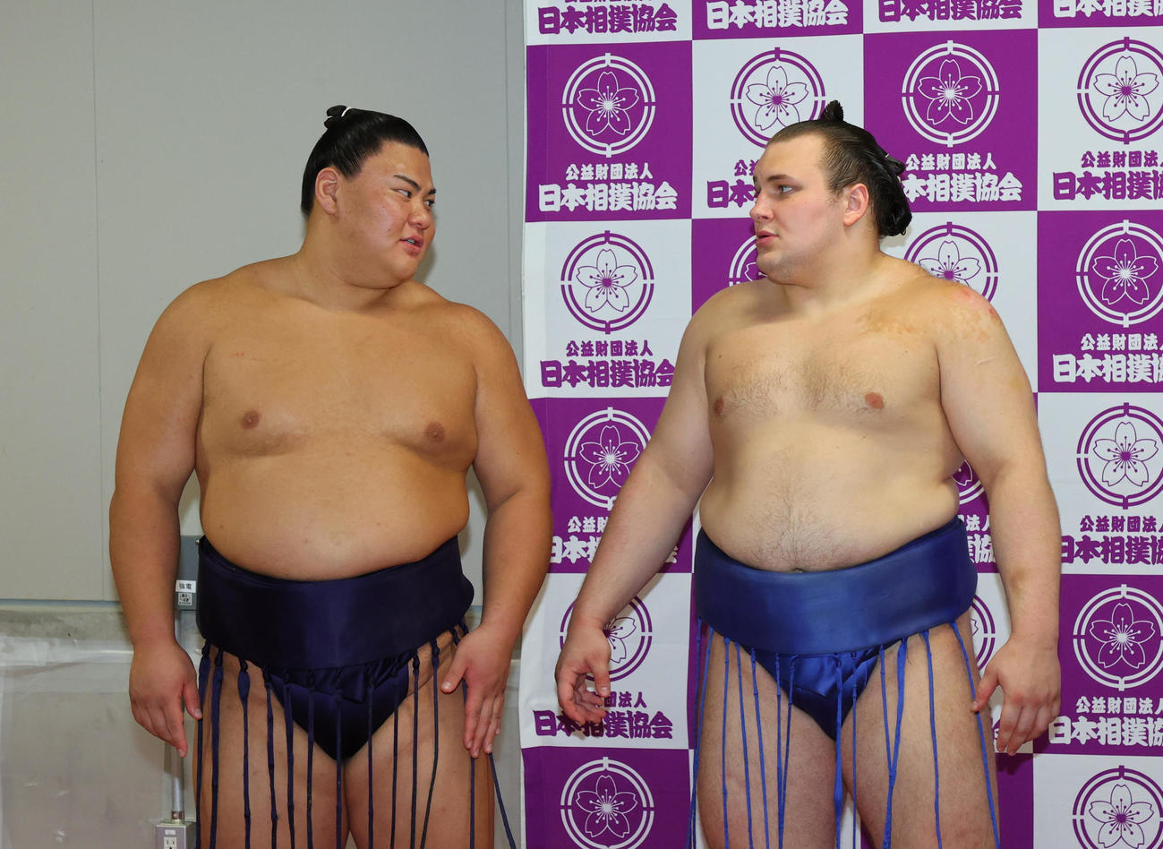三賞の記念撮影前、言葉を交わす草野（左）と安青錦（代表撮影）