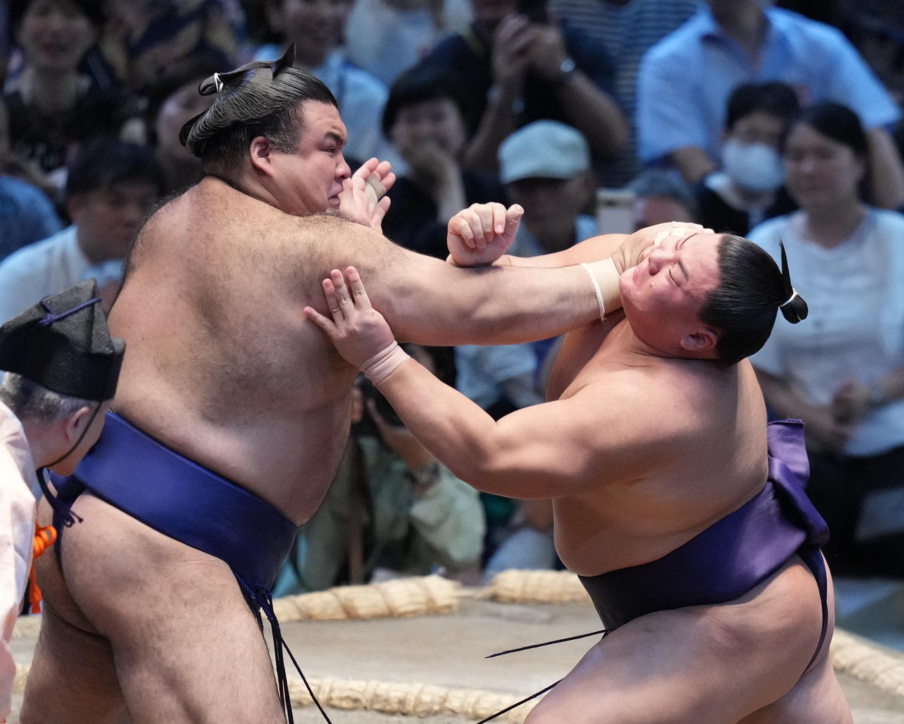高安（左）に攻め込まれる草野（撮影・小沢裕）