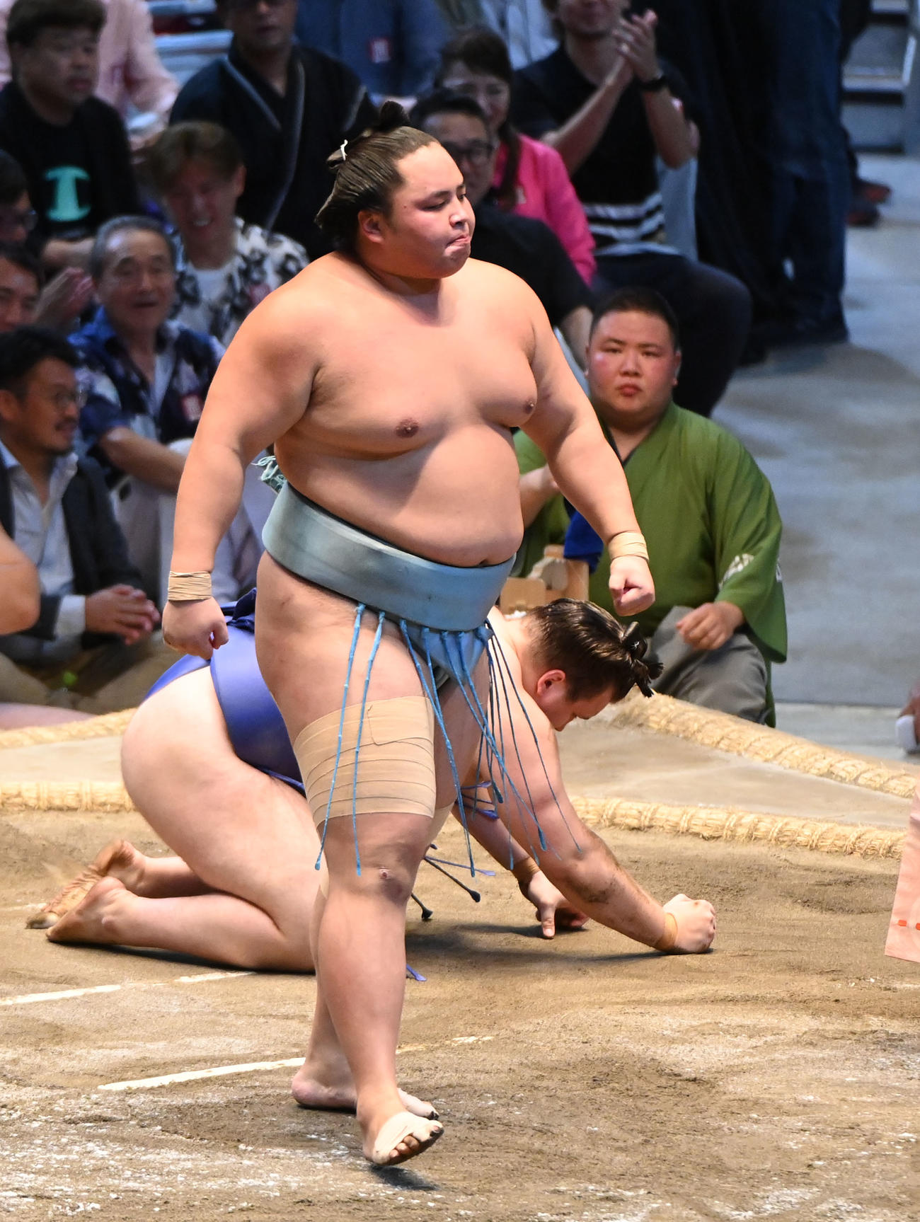 琴勝峰（手前）は安青錦を突き落としで破る（撮影・森本幸一）