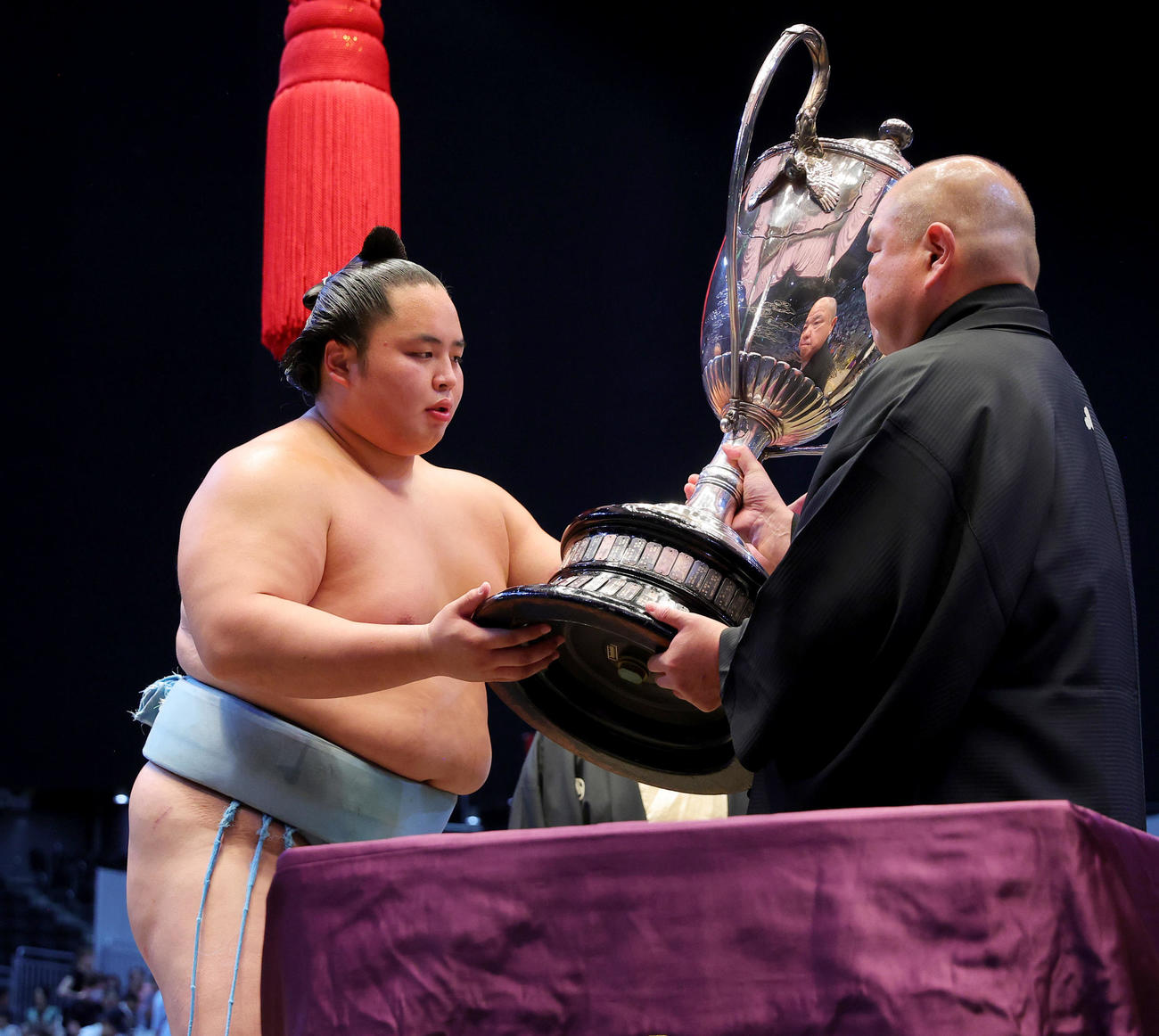 初優勝を果たし、賜杯を受ける琴勝峰（左）（代表撮影）