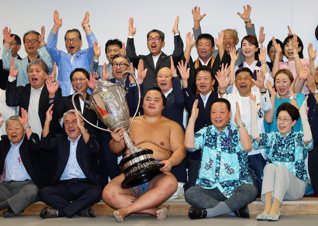 初優勝を果たし、関係者に祝福される琴勝峰（前列中央）（代表撮影）