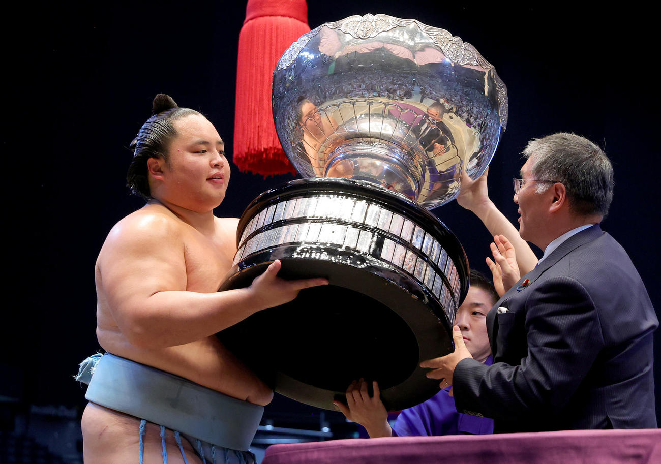 初優勝を果たし、内閣総理大臣杯を受ける琴勝峰（左）（代表撮影）