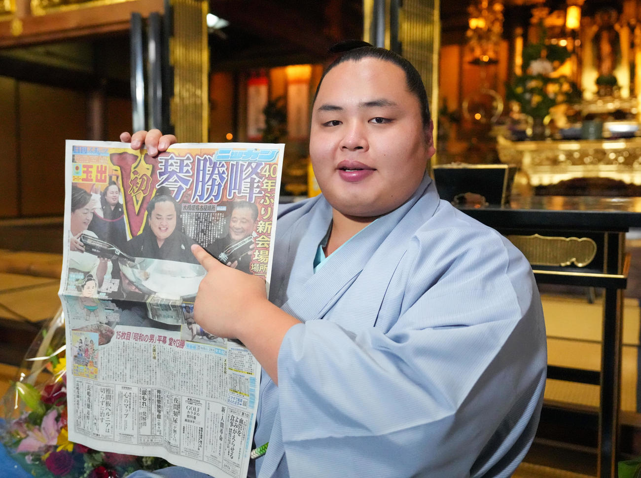 優勝一夜明け会見で本紙を手に笑顔を見せる琴勝峰（撮影・小沢裕）