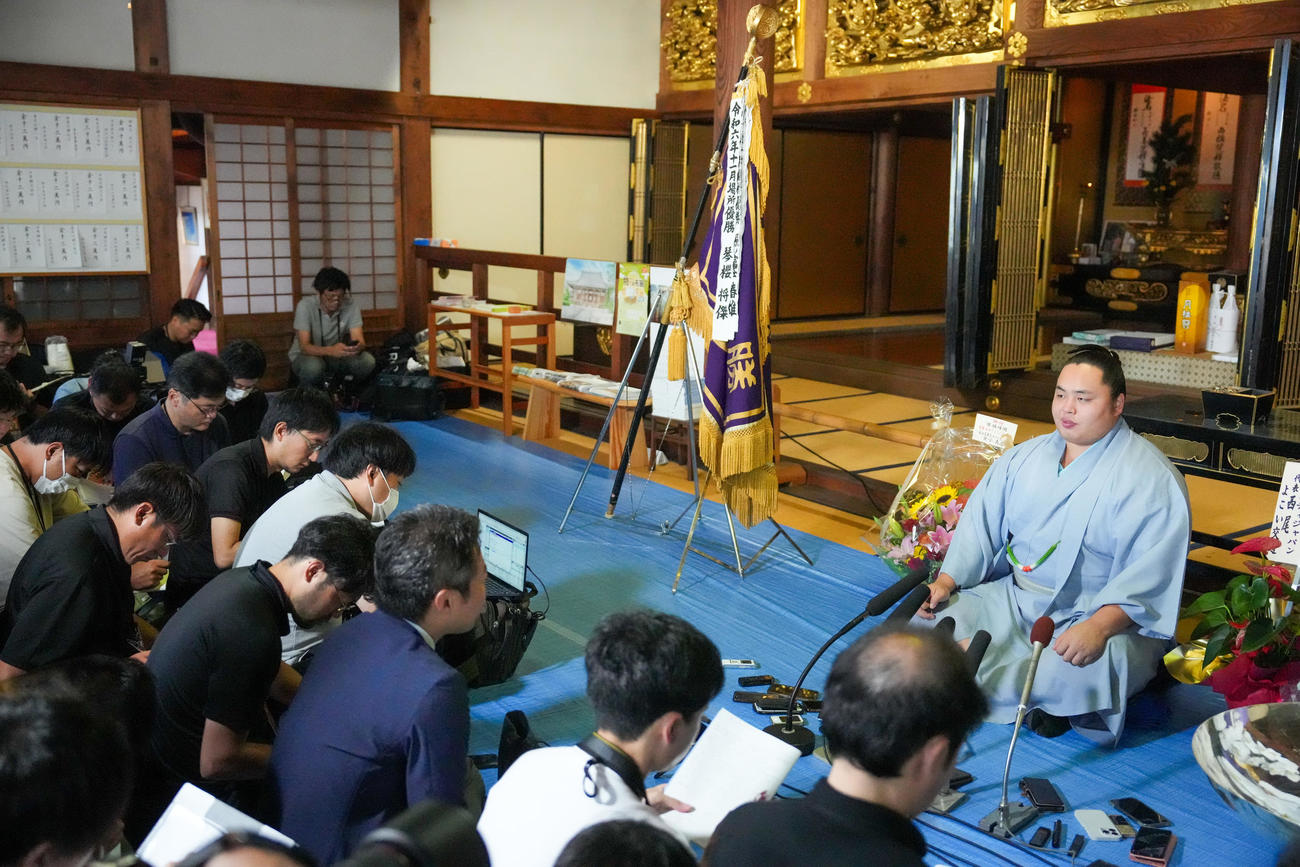 琴勝峰の優勝一夜明け会見には大勢の報道陣が詰め掛けた（撮影・小沢裕）