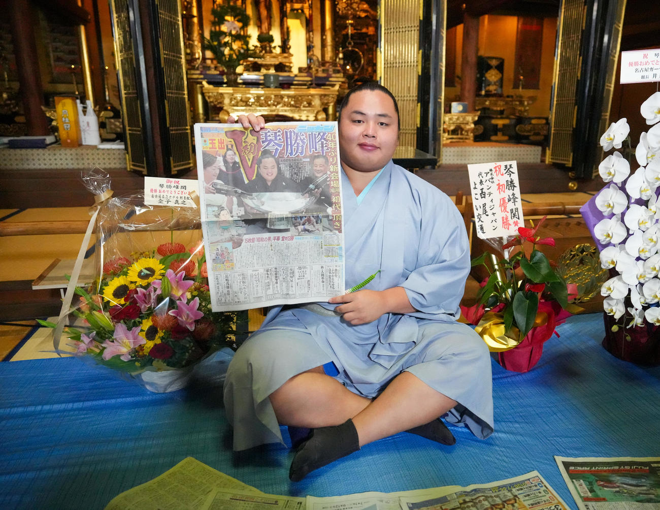 優勝一夜明け会見で本紙を手に笑顔を見せる琴勝峰（撮影・小沢裕）