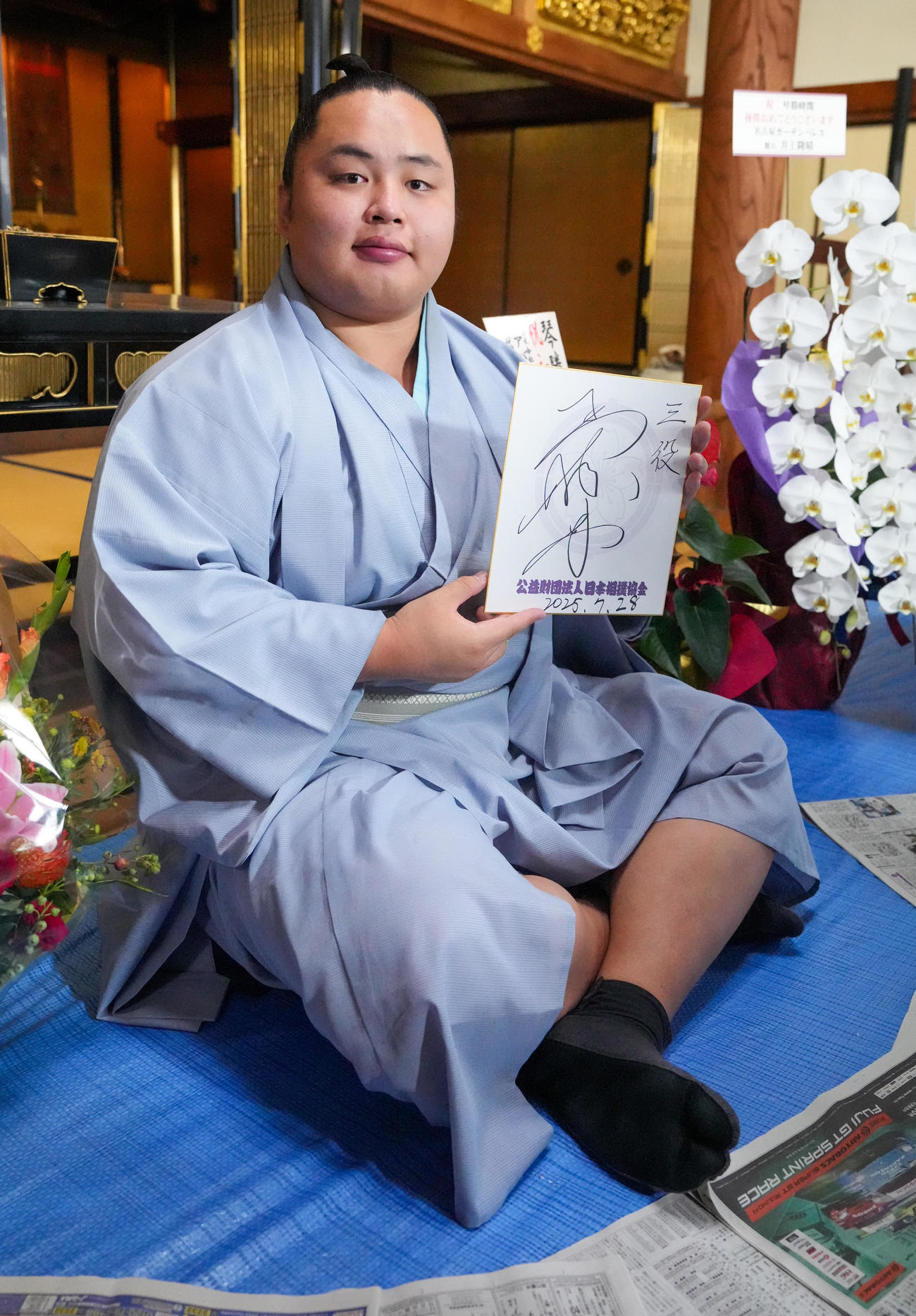 優勝一夜明け会見に臨んだ琴勝峰は報道陣から今後の目標を問われ、差し出された色紙に「三役」と記した（撮影・小沢裕）