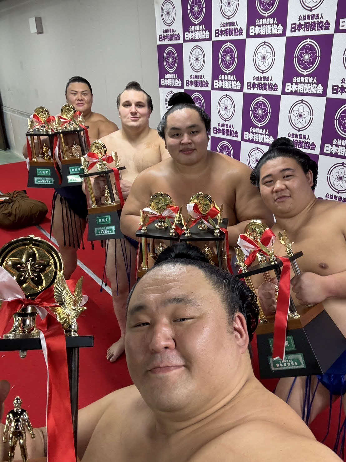 名古屋場所で三賞を受賞した力士。手前は玉鷲。奥から草野、安青錦、琴勝峰、藤ノ川（撮影・玉鷲一朗）