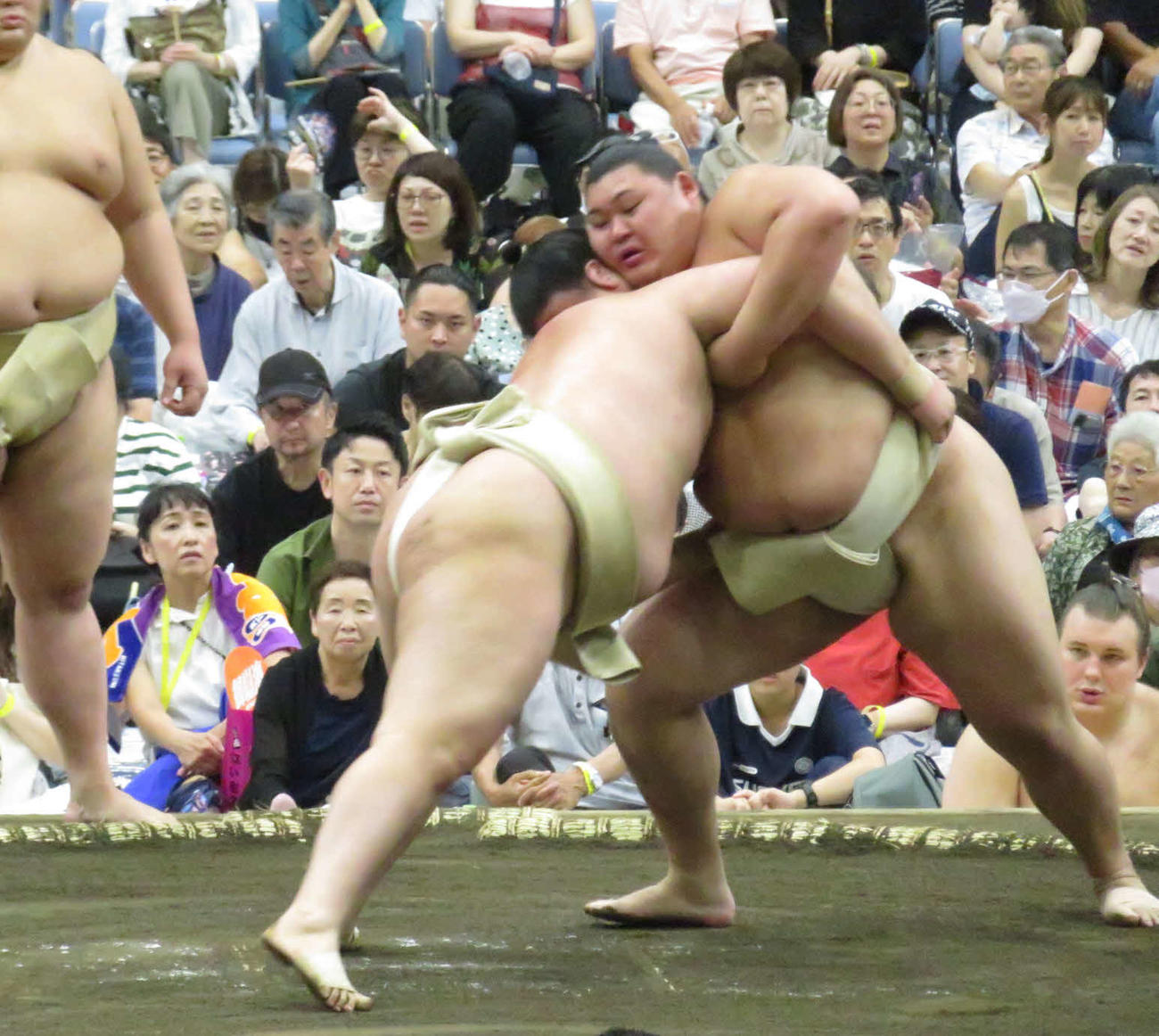 盛岡市巡業の朝稽古で、阿武剋（左）を相手に相撲を取る稽古を繰り返した大の里