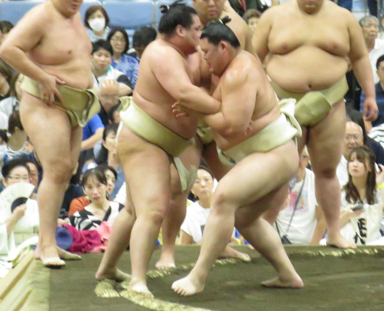 盛岡市巡業の朝稽古で、阿武剋（手前左）を相手に相撲を取る稽古を繰り返した大の里