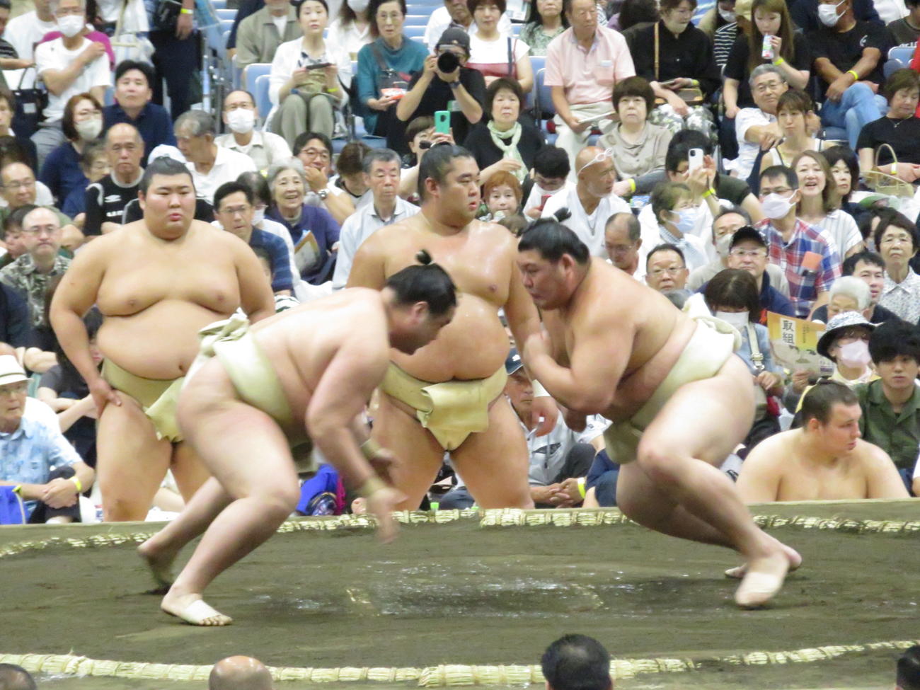 盛岡市巡業の朝稽古で、阿武剋（手前左）を相手に相撲を取る稽古を繰り返した大の里