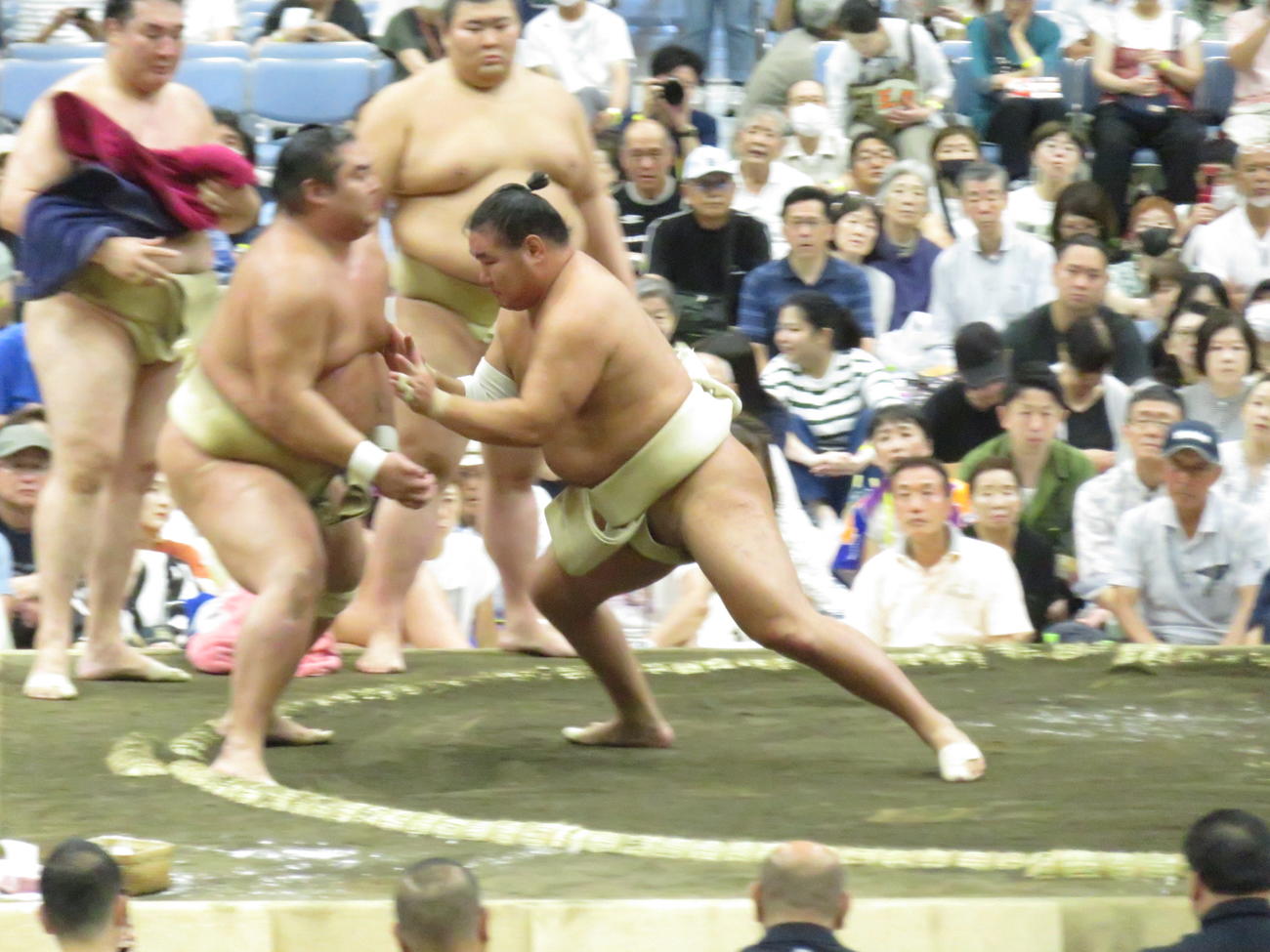 盛岡市巡業の朝稽古で、湘南乃海（手前左）を相手に相撲を取る稽古を繰り返した豊昇龍