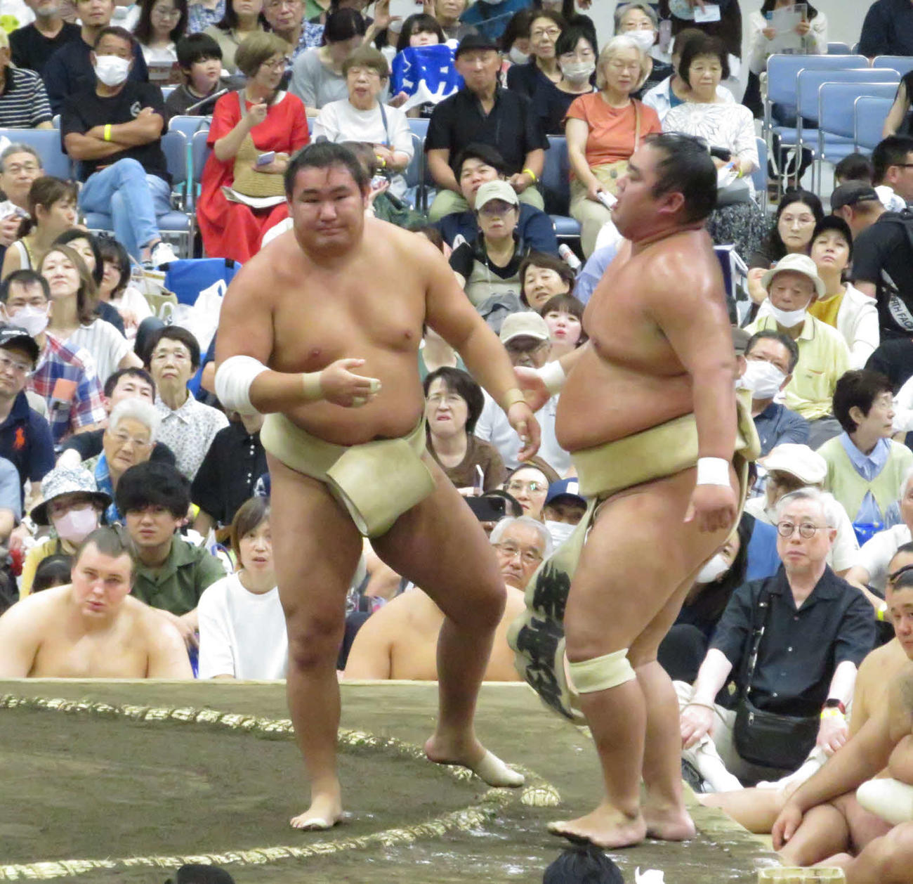 盛岡市巡業の朝稽古で、湘南乃海（右）を相手に相撲を取る稽古を繰り返した豊昇龍