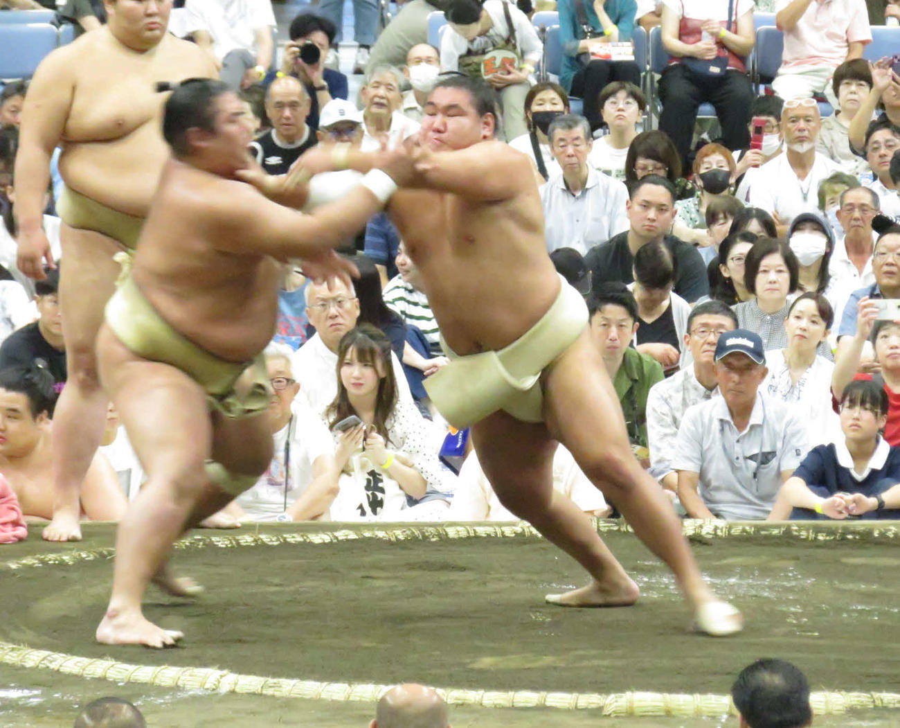 盛岡市巡業の朝稽古で、湘南乃海（手前左）を相手に相撲を取る稽古を繰り返した豊昇龍
