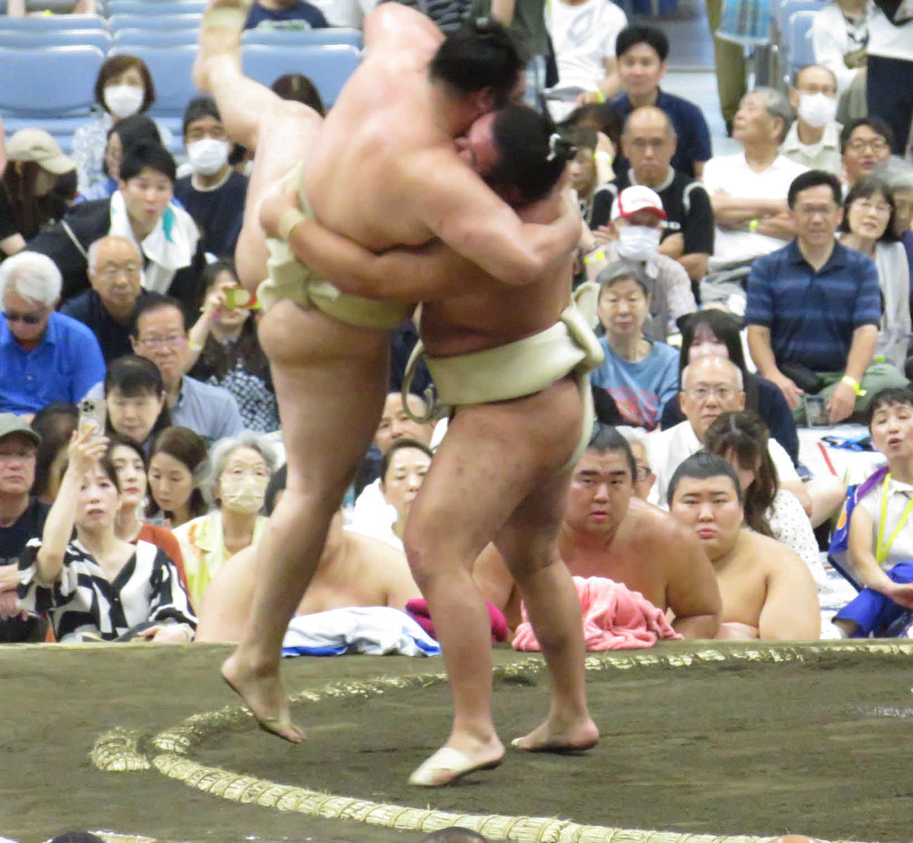 盛岡市巡業の朝稽古で、竜電（左）をつり落とした豊昇龍
