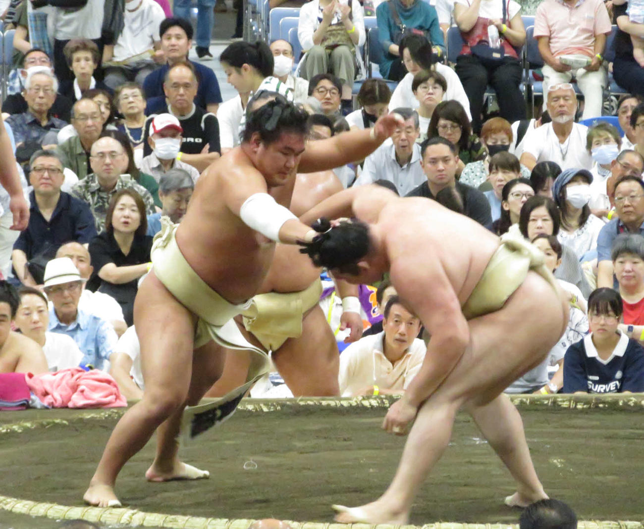 盛岡市巡業の朝稽古で、竜電（右）を相手に相撲を取る稽古を繰り返した豊昇龍