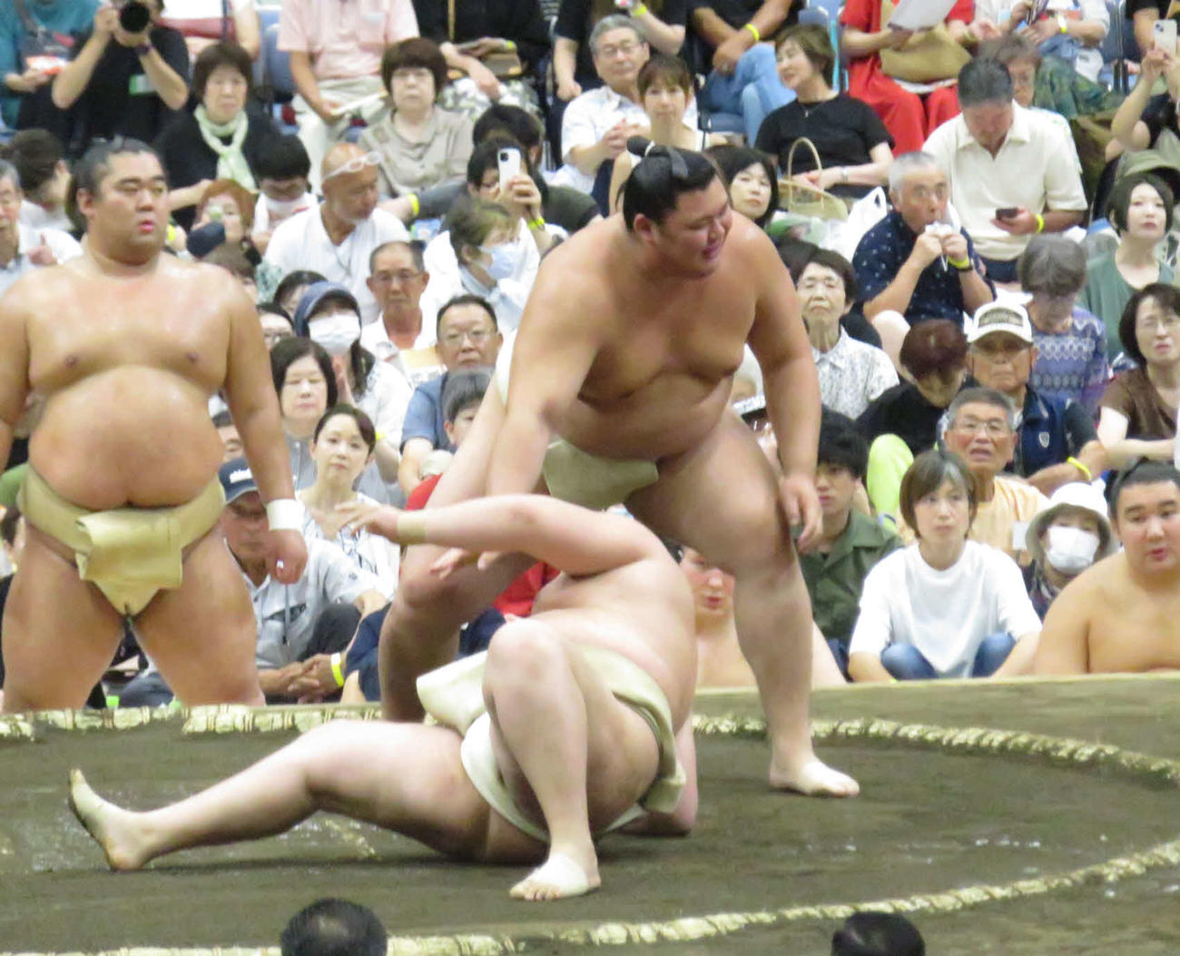 盛岡市巡業の朝稽古で、阿武剋（手前下）を相手に相撲を取る稽古を繰り返した大の里