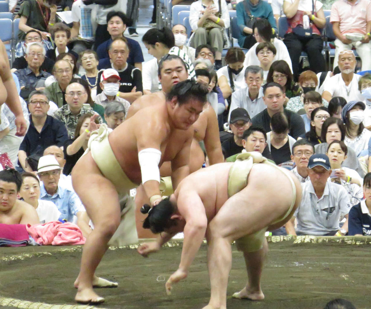 盛岡市巡業の朝稽古で、竜電（右）を相手に相撲を取る稽古を繰り返した豊昇龍