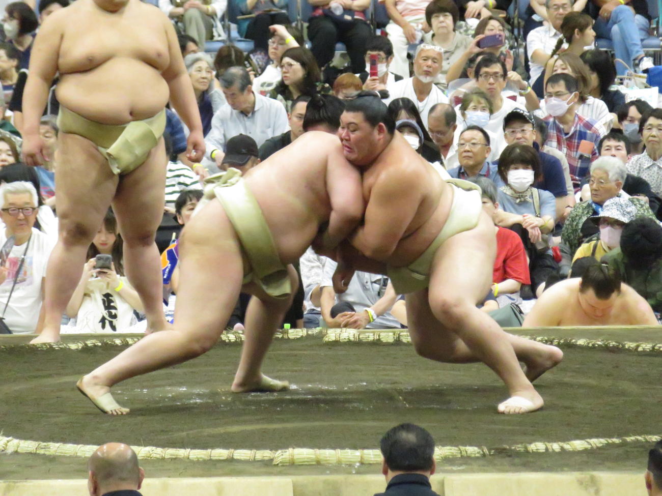 盛岡市巡業の朝稽古で、阿武剋（手前左）を相手に相撲を取る稽古を繰り返した大の里