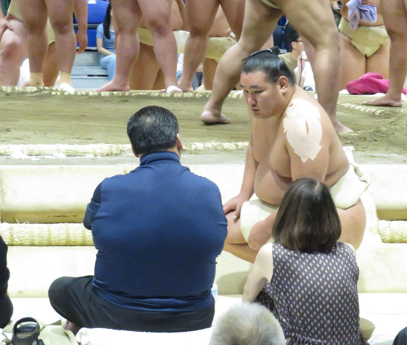 東京・立川市巡業の朝稽古で、豊昇龍（右）は左肩にテーピングを施して境川巡業部長と話し込んだ