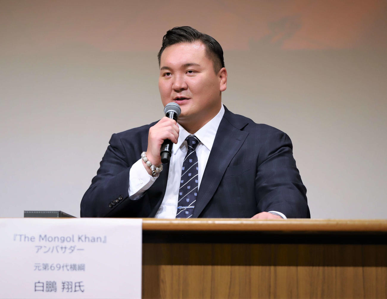 舞台「モンゴル・ハーン」のトークイベントに出席した白鵬翔さん（撮影・藤塚大輔）