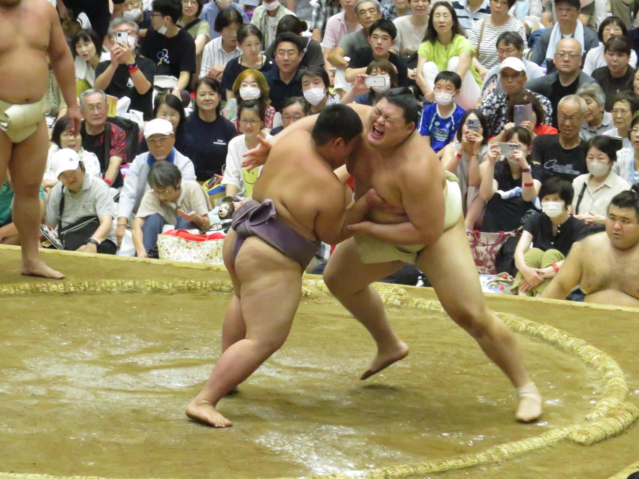 茨城・牛久市巡業で、子どもの稽古に参加した大の里（右）は、参加者の突き、押しに痛そうな顔を見せた