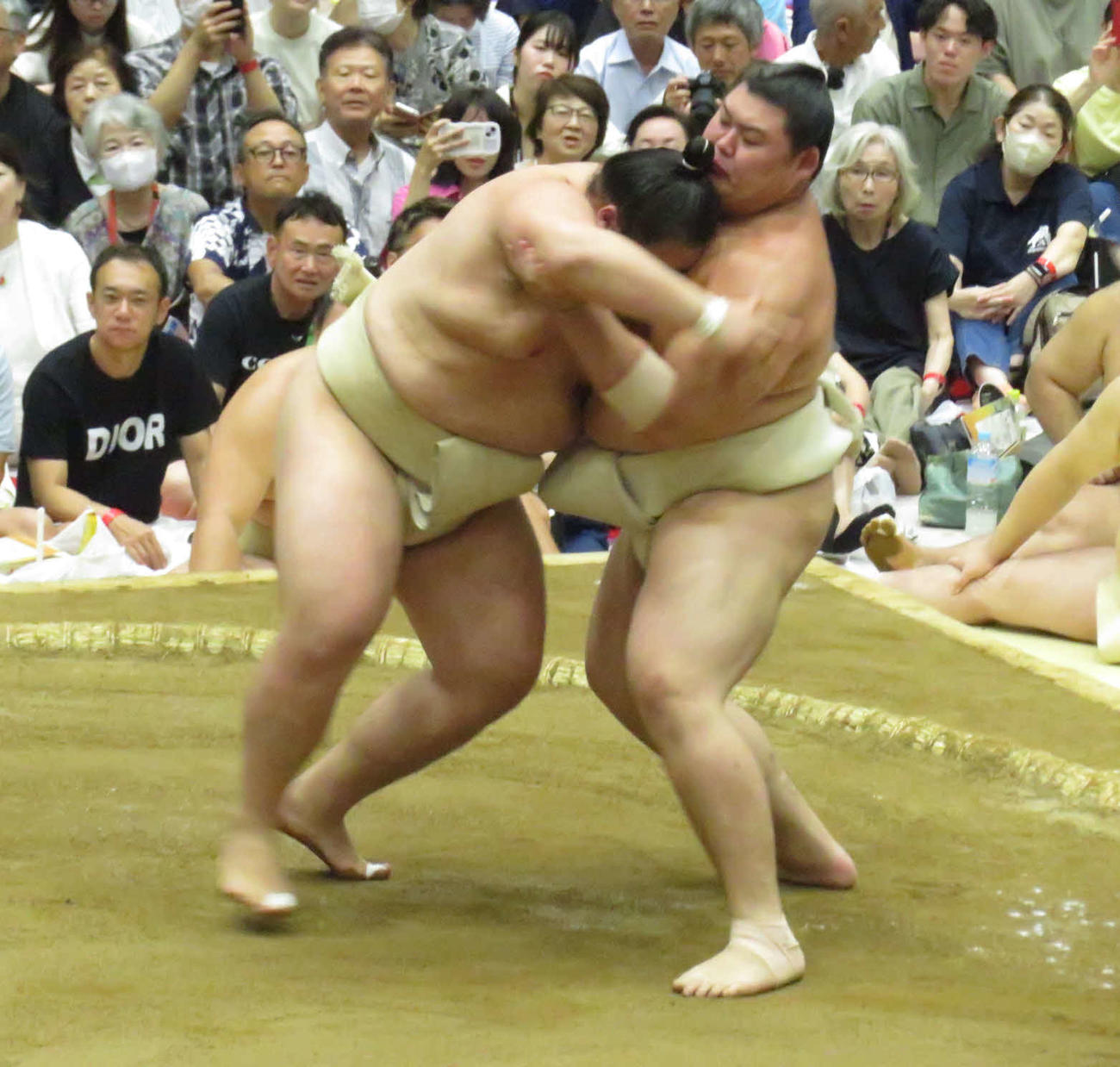 茨城・牛久市巡業の朝稽古で、王鵬（左）を指名して三番稽古を行った大の里