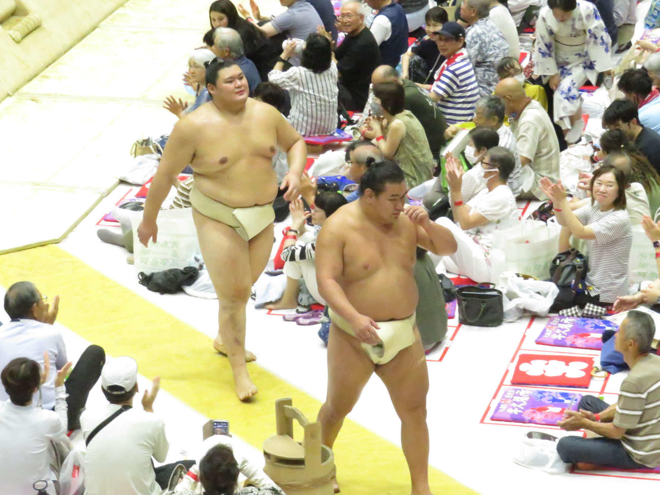 茨城・牛久市巡業で子どもの稽古に参加後、豊昇龍（中央右）とともに引き揚げる大の里（同左）