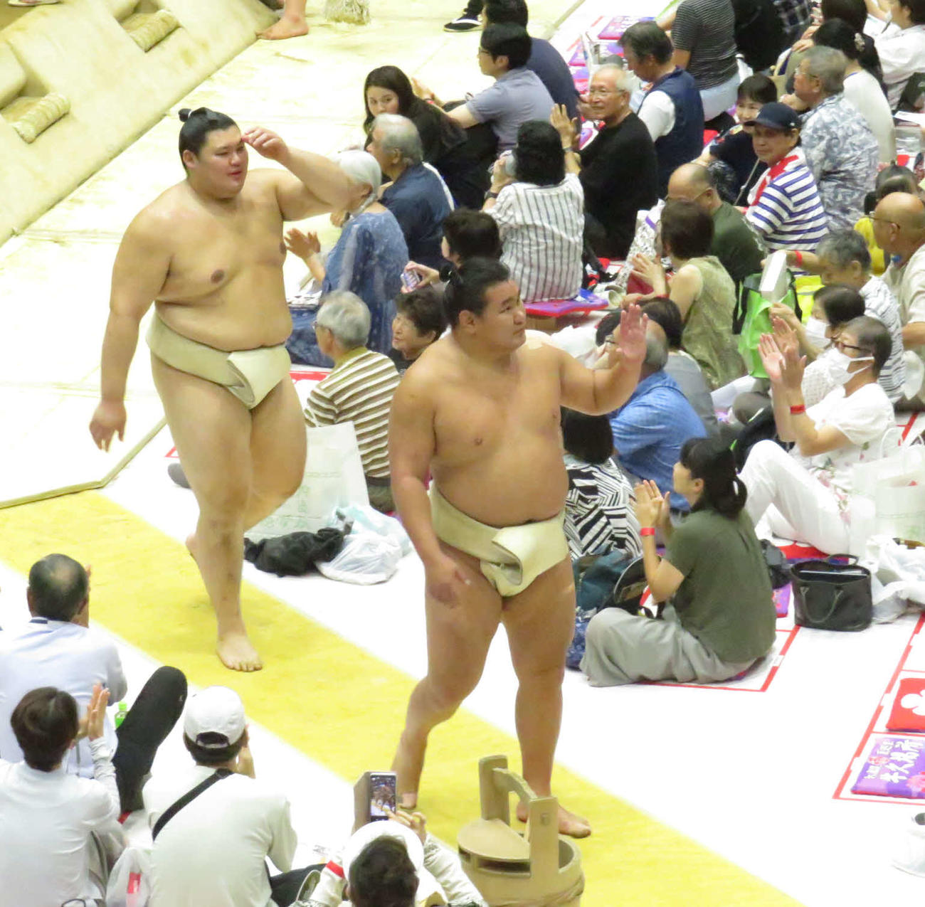 茨城・牛久市巡業で子どもの稽古に参加後、豊昇龍（中央右）とともに引き揚げる大の里（同左）