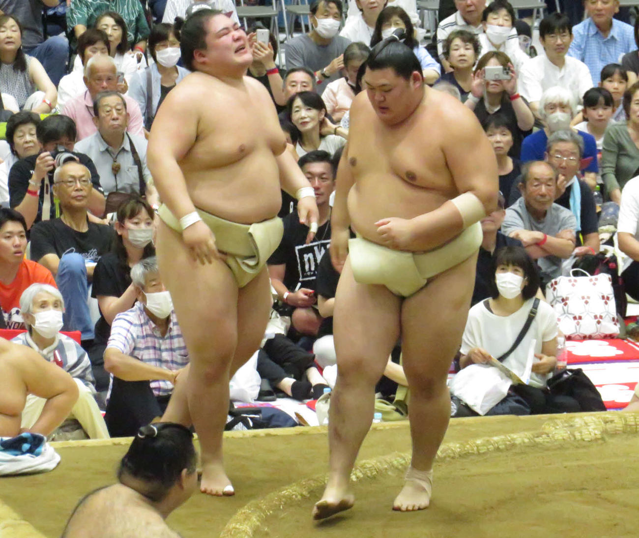 茨城・牛久市巡業の朝稽古で、王鵬（左）を指名して三番稽古を行った大の里