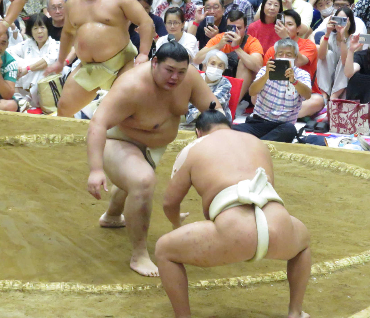 茨城・牛久市巡業のぶつかり稽古で、豊昇龍（手前）に胸を出した大の里