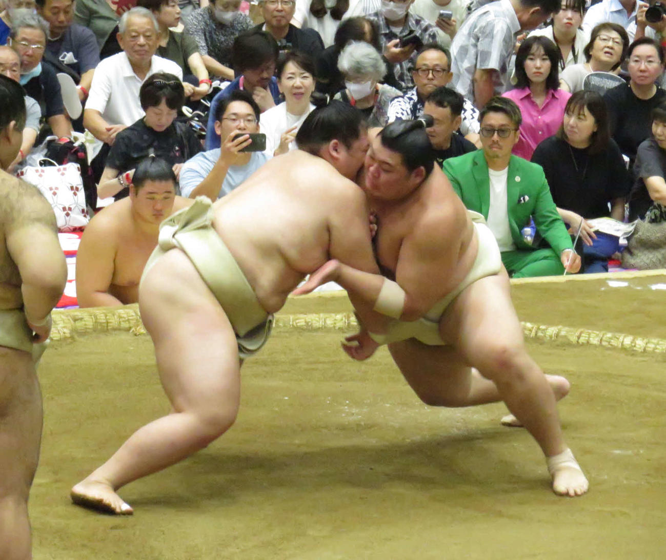 茨城・牛久市巡業の朝稽古で、王鵬（左）を指名して三番稽古を行った大の里