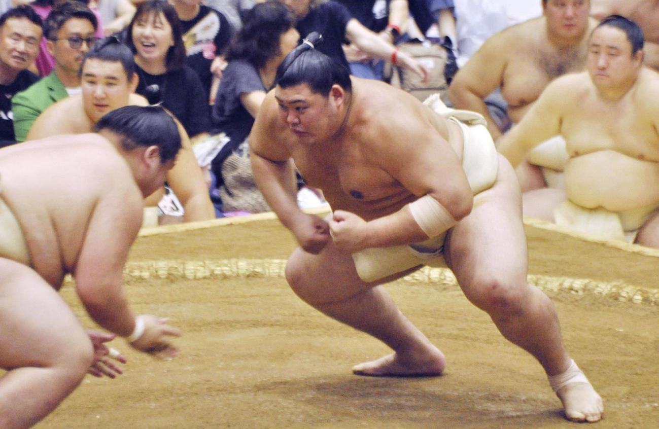 大相撲の夏巡業で朝稽古する横綱大の里（右）（共同）