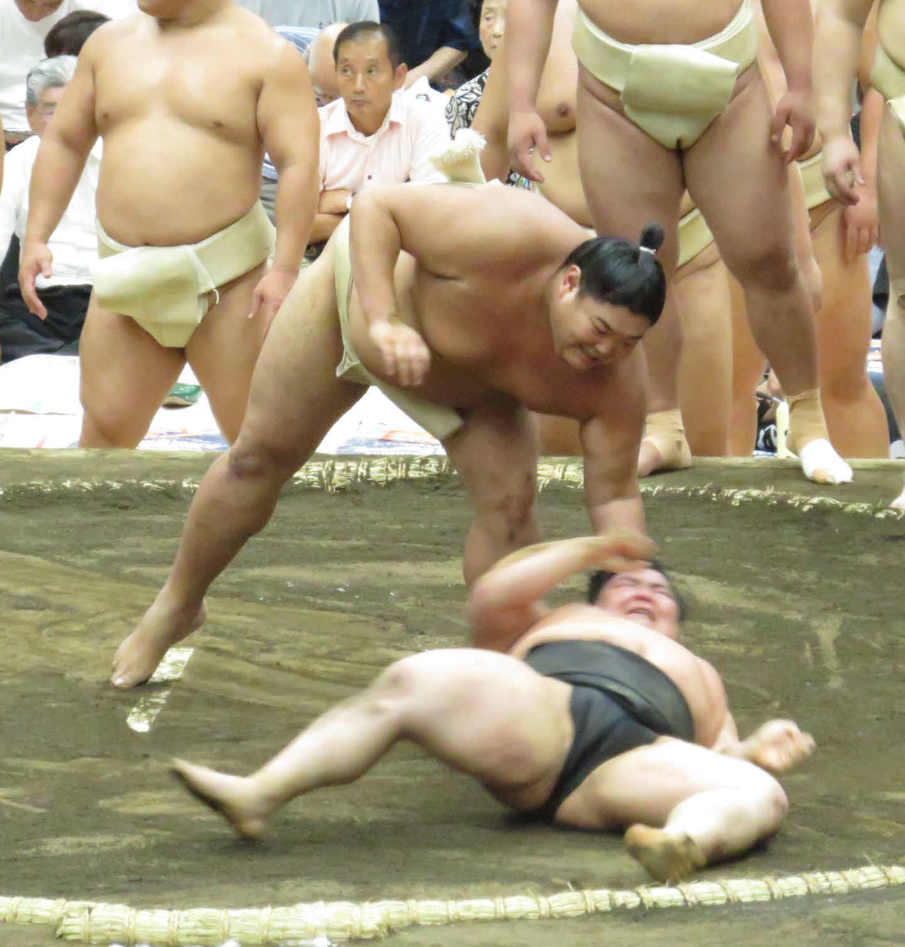 埼玉・春日部市で行われた夏巡業最終日の朝稽古で、若い衆に胸を出した阿炎（中央上）