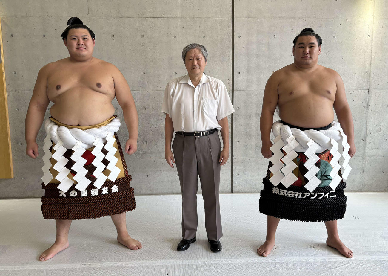 定年前最後の巡業を終えた床山の床辰（中央）、横綱豊昇龍（右）、横綱大の里