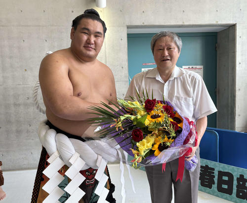 横綱豊昇龍からサプライズの花束…大銀杏を結う床辰が定年前最後の夏