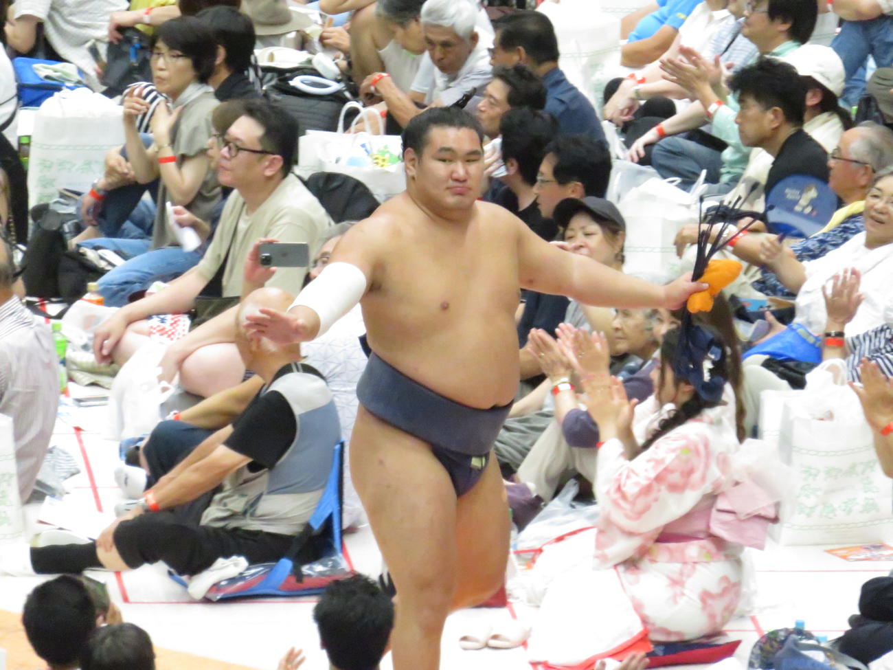 埼玉・春日部市で行われた夏巡業最終日の朝稽古後、ファンの声援に応えながら引き揚げる豊昇龍