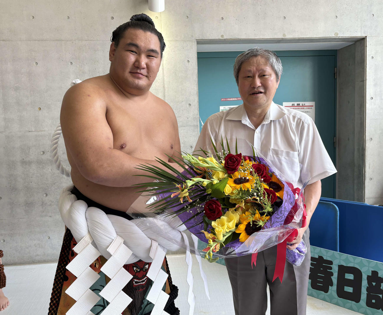定年前最後の巡業を終え、豊昇龍（左）から花束を贈られた床辰