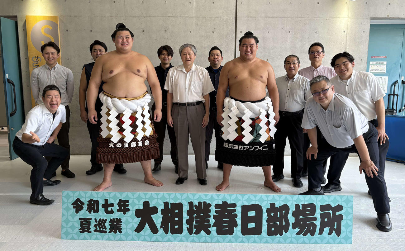 定年前最後の巡業を終えた床辰（中央）と記念撮影する横綱大の里（左）、横綱豊昇龍と床山たち