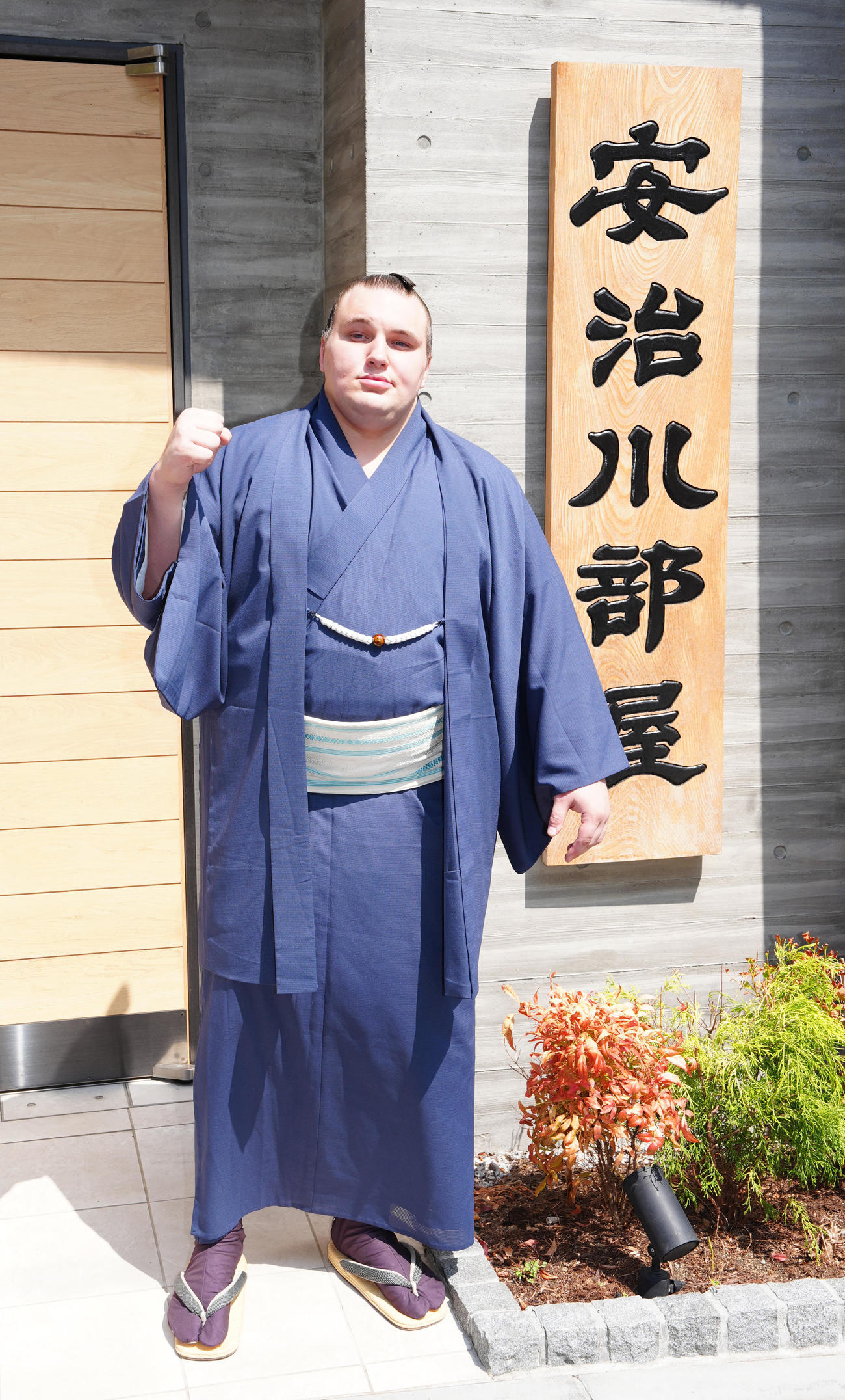 史上最速の新三役となり写真に納まる安青錦（撮影・江口和貴）