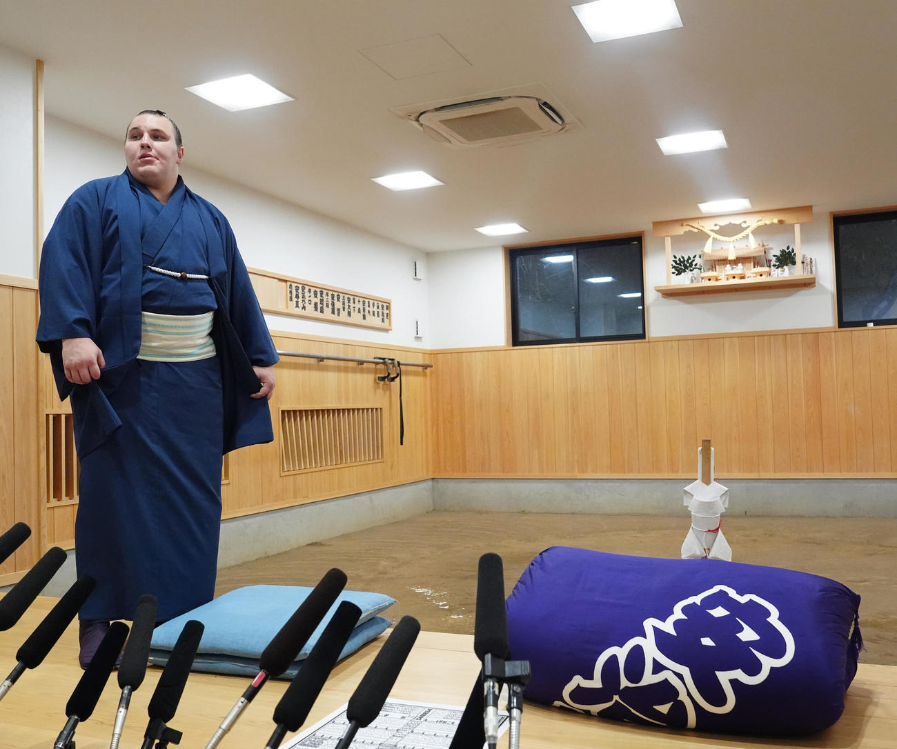 史上最速の新三役となり会見に臨む安青錦（撮影・江口和貴）
