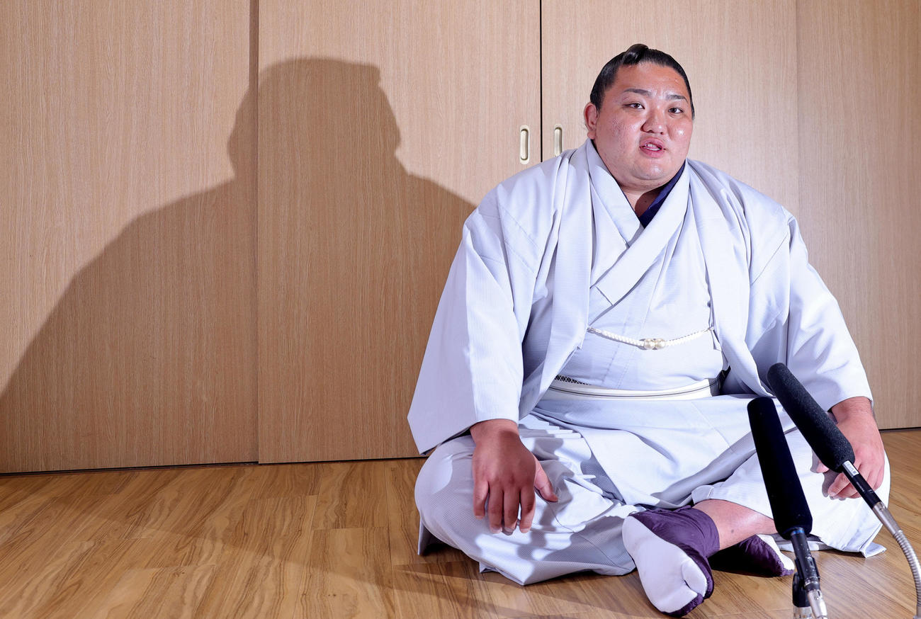 新入幕を果たし会見する日翔志（撮影・野上伸悟）