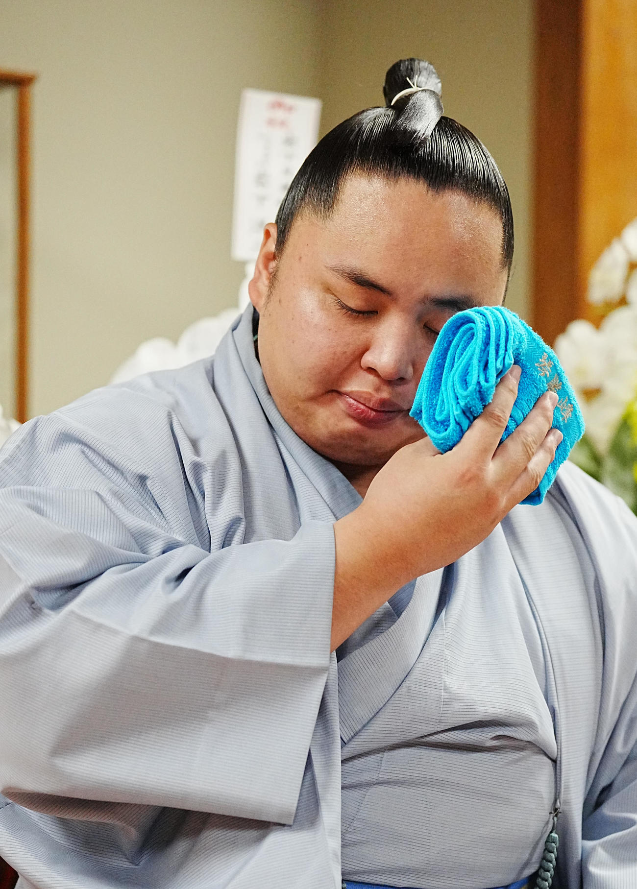 会見前にマイタオルで顔の汗をぬぐう名古屋場所優勝の琴勝峰（撮影・小沢裕）